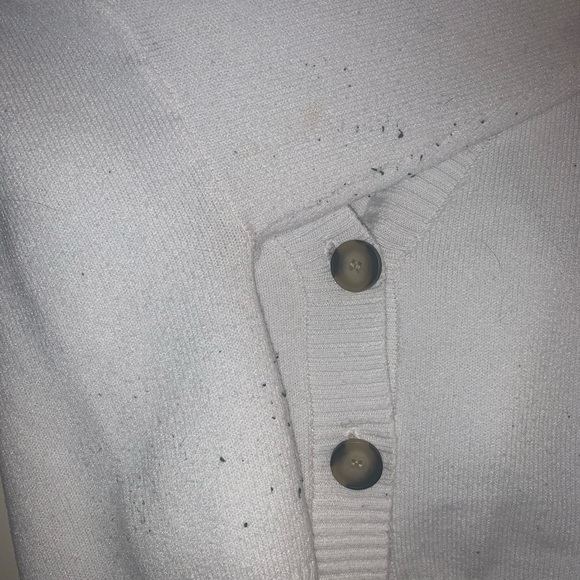 It has a little bit of fuzz but it is removable! - Picture 4 of 4